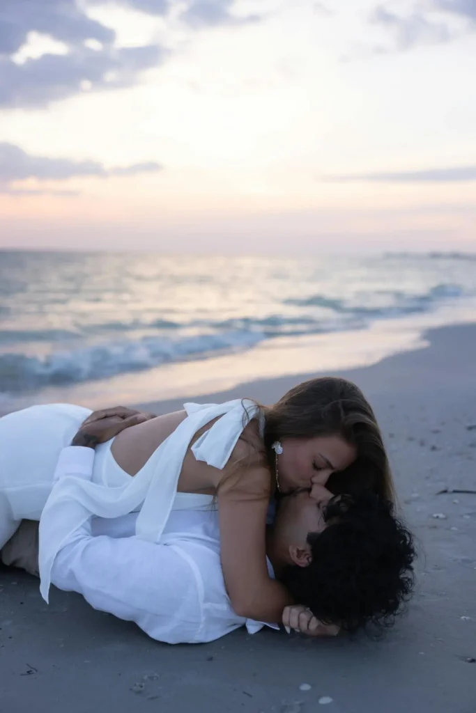 pareja disfrutando de sus vacaciones en crucero en la playa disfrutar de las vacaciones d elujo